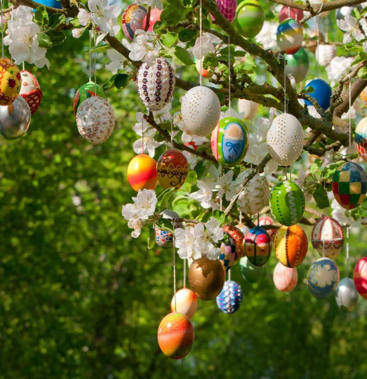 Bunt und rund: Farbenfrohe Ostereier glänzen mit zarten Frühlingsblüten um die Wette  