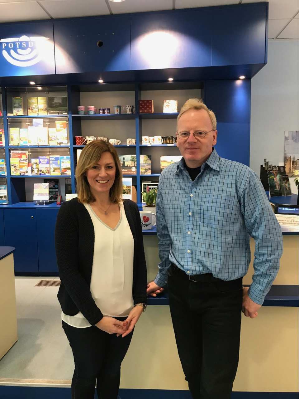 Ihre Potsdam Experten: Janine Loyal und Frank Paul von der Tourist Information in den Bahnhofspassagen Potsdam.