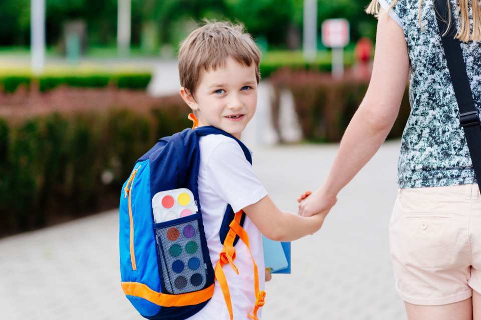 Rucksack vs. Ranzen? Das war einmal! Mittlerweile sind beide Varianten sehr gut gepolstert und für Schulkinder geeignet.