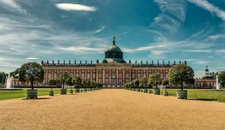 Majestätischer Besuchermagnet: Das 1769 fertiggestellte Neue Palais liegt im Park Sanssouci und gilt als letzte bedeutende Schlossanlage des Barocks in Preussen.