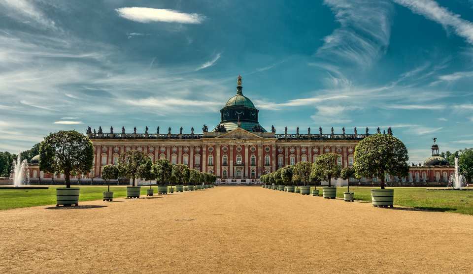 Majestätischer Besuchermagnet: Das 1769 fertiggestellte Neue Palais liegt im Park Sanssouci und gilt als letzte bedeutende Schlossanlage des Barocks in Preussen.