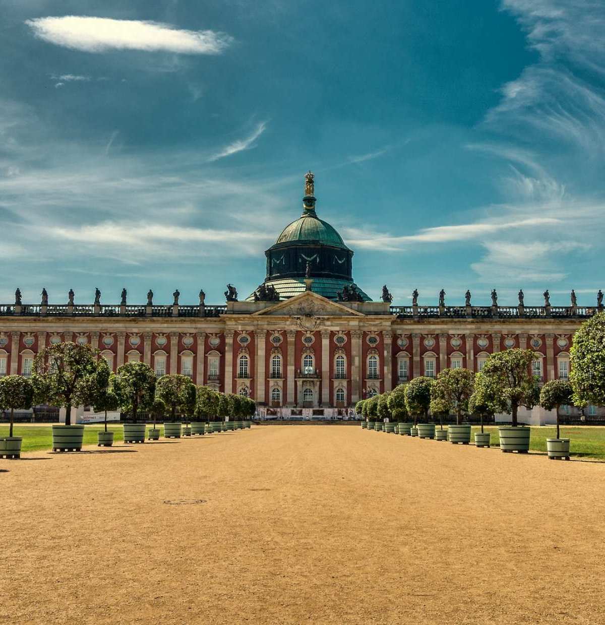 Majestätischer Besuchermagnet: Das 1769 fertiggestellte Neue Palais liegt im Park Sanssouci und gilt als letzte bedeutende Schlossanlage des Barocks in Preussen.