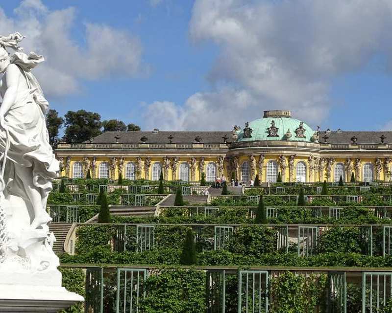 Sommersitz und Ruheoase – Schloss Sanssouci macht seinem Namen als Ort „ohne Sorgen“ alle Ehre.
