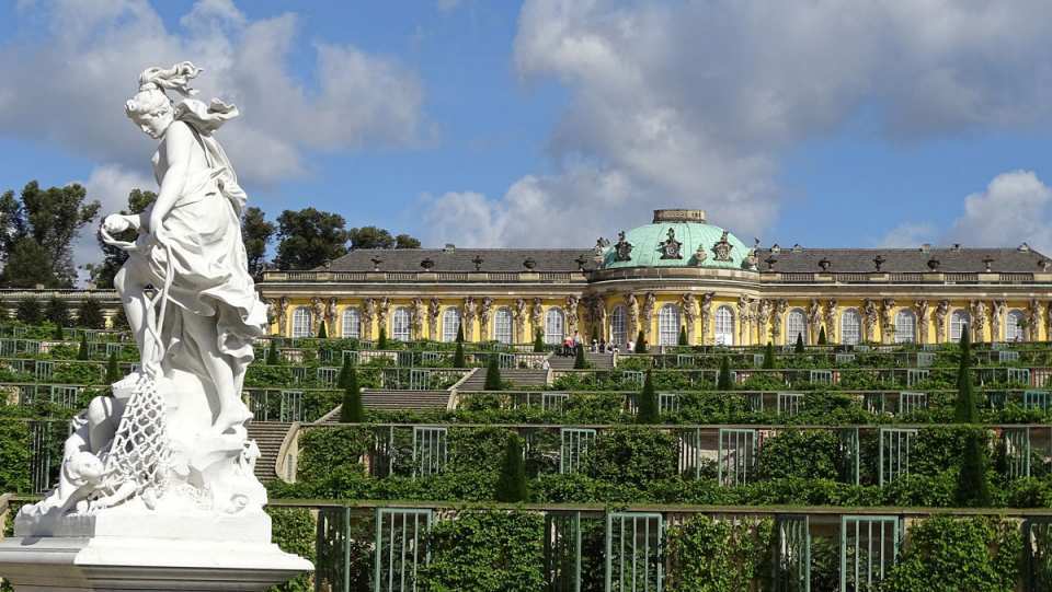 Sommersitz und Ruheoase – Schloss Sanssouci macht seinem Namen als Ort „ohne Sorgen“ alle Ehre.
