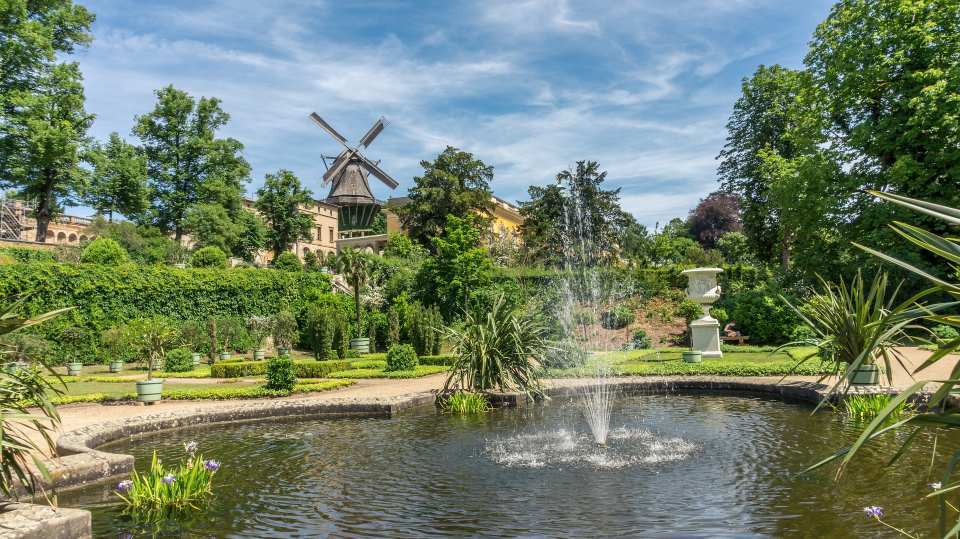 Auf rund 300 Hektar erstreckt sich der Park Sanssouci, seit 1990 UNESCO-Welterbe, und begeistert mit liebevoll errichteter Gartenkunst, Wasserspielen und Skulpturen.