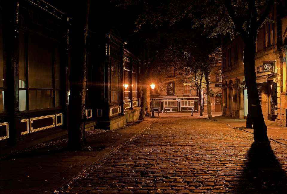 Verlassene, dunkle Straßen sind besonders im nebligen Herbst nichts für zarte Gemüter