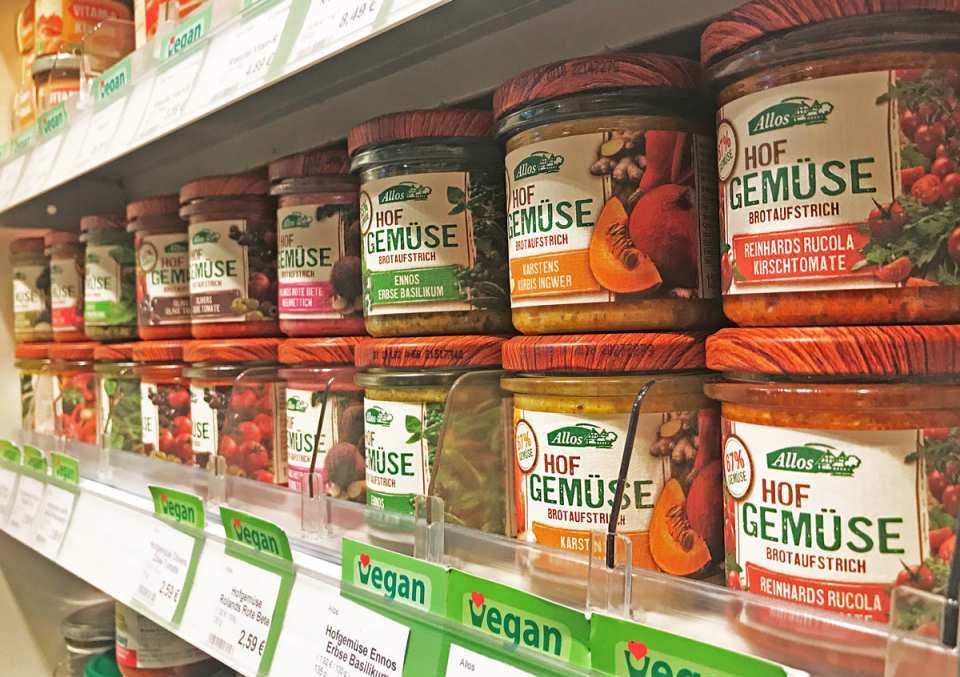 Vegane Ernährung liegt im Trend und auch bei Vitalia gibt es eine große Auswahl an veganen Produkten.