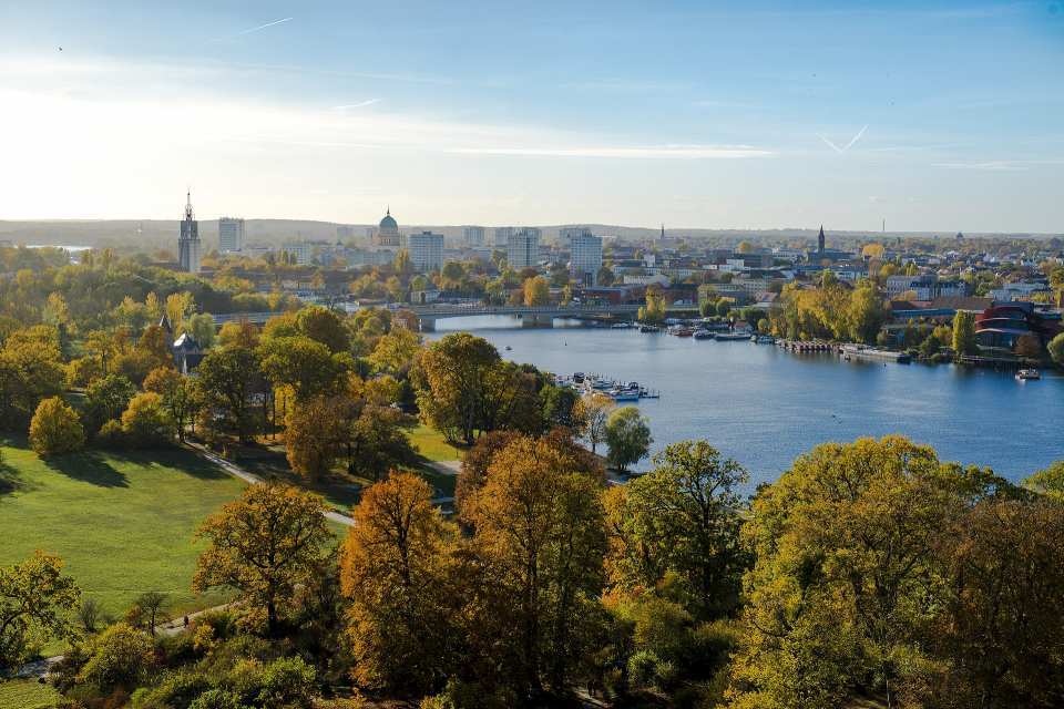 Auch außerhalb Potsdams erstreckt sich ein Paradies für Natur- und Kulturliebhaber: Blaue Seen, historische Schlösser und blühende Grünanlagen ziehen sich entlang der Havel.