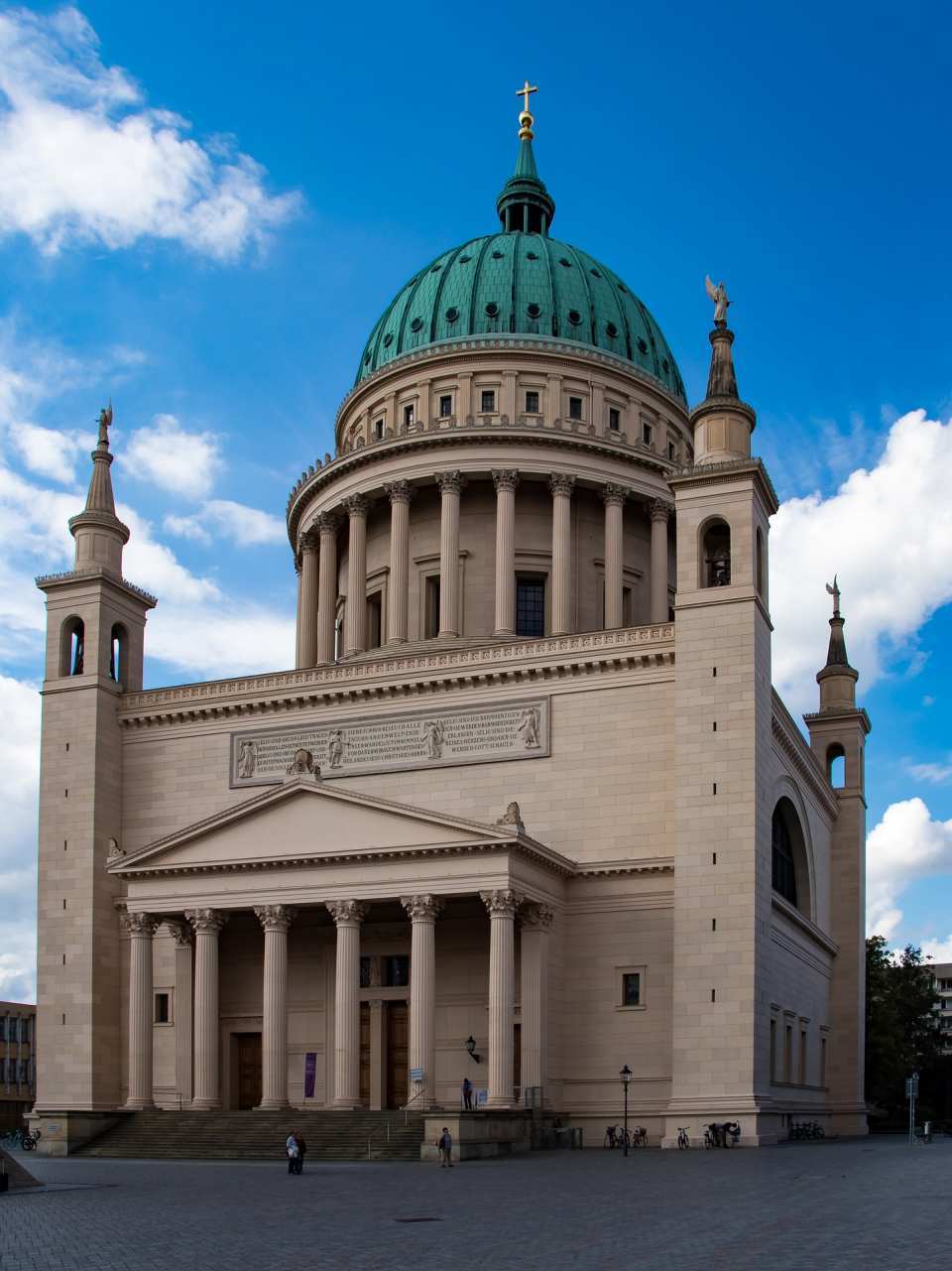 Direkt am Alten Markt, im Herzen der Stadt, steht die St. Nikolaikirche. In Potsdams evangelischer Hauptkirche finden neben Gottesdiensten regelmäßig auch Konzerte, Aufführungen, Ausstellungen und Vorträge statt.