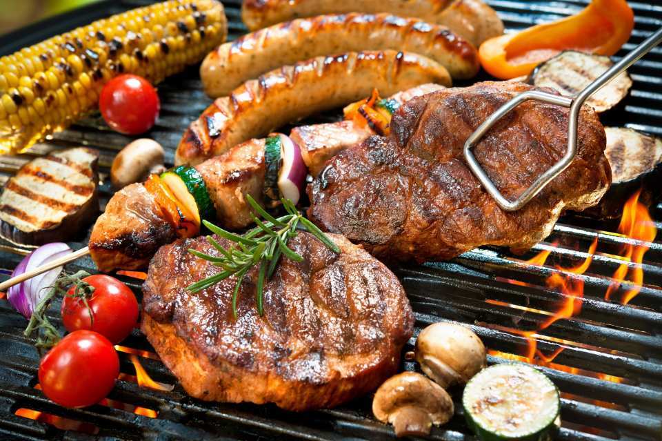 Ob Gemüse oder saftiges Steak – beim Grillen kommt jeder auf seinen Geschmack